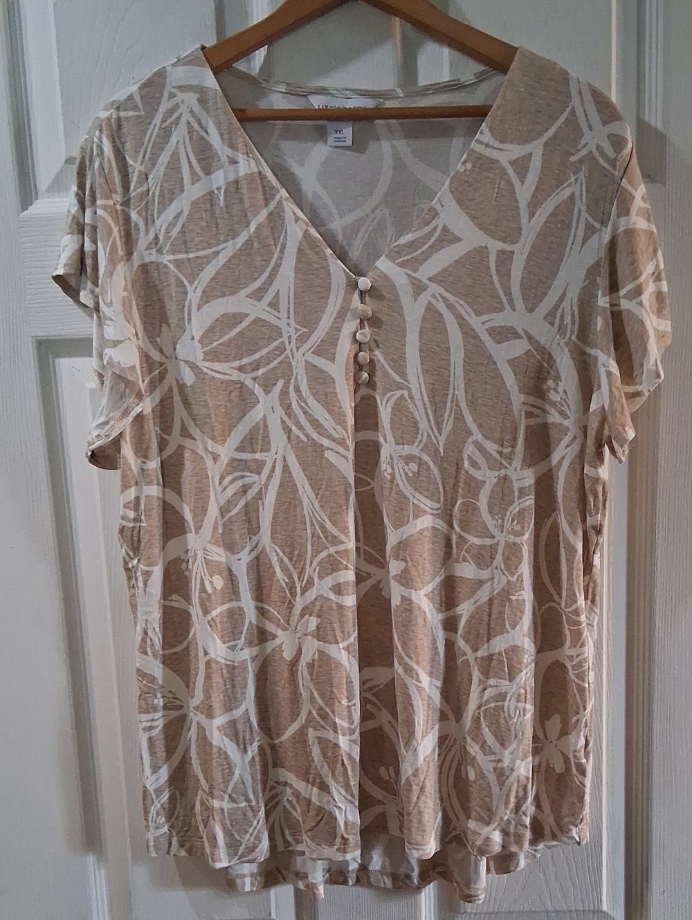 Liz Claiborne Beige and White Short Sleeve V-Neck Top Stretchy